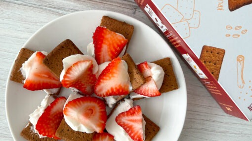 strawberries and cream on cinnamon kookies