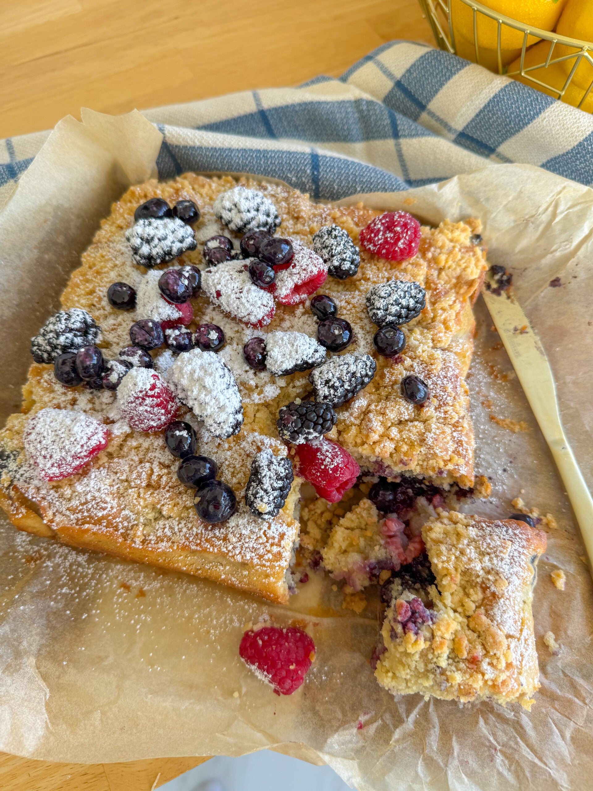 mixed berry crumble cake