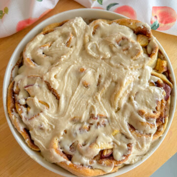 peach cobbler cinnamon rolls